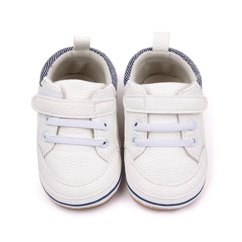 "Rutschfeste Babyschuhe mit Klettverschluss in Blau, weiche Sohle, ideal für erste Schritte, flexibel und atmungsaktiv."