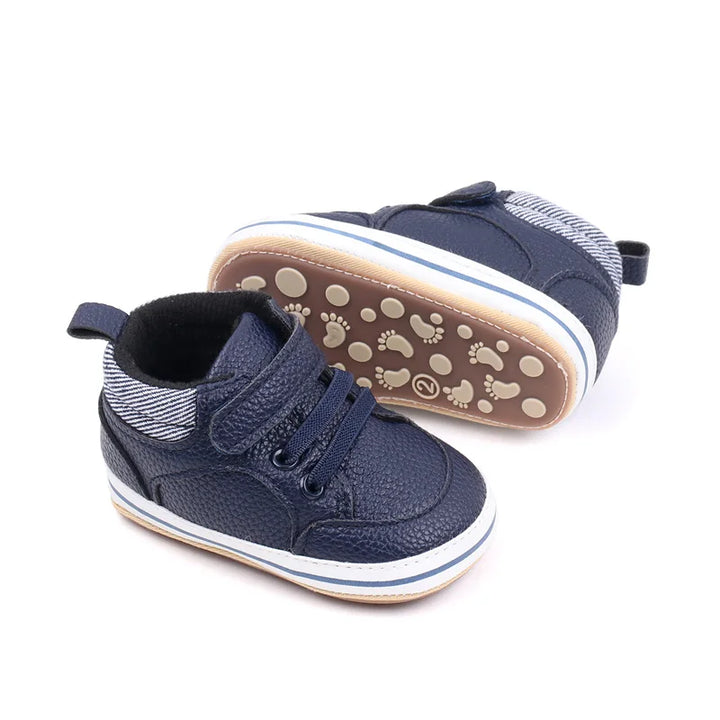 "Rutschfeste Babyschuhe mit Klettverschluss in Blau, weiche Sohle, ideal für erste Schritte, flexibel und atmungsaktiv."