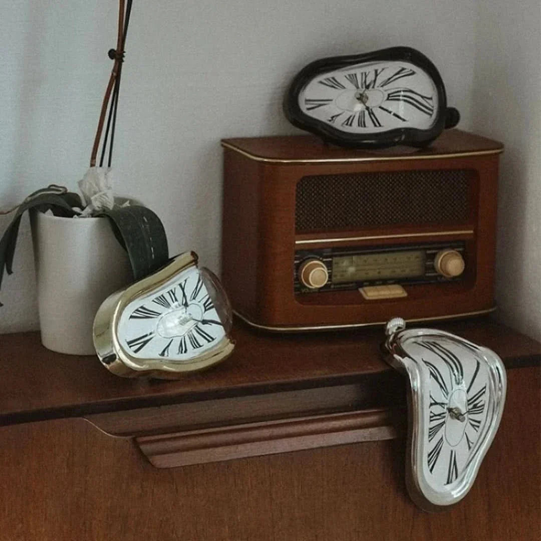 "Salvador Dali schmelzende Uhr mit surrealistischem Design, inspiriert von Dalis Gemälde, für Kunstliebhaber geeignet."