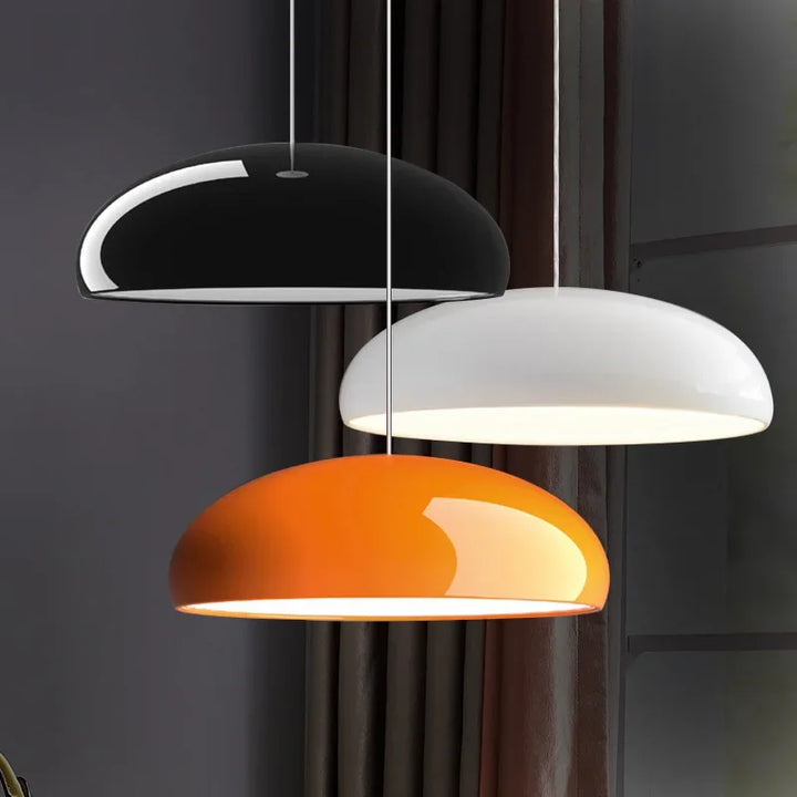 Schimmernde Pendelleuchte mit kaskadierendem Glasdesign, chromfarben, warmweiß dimmbares Licht, modern und elegant.