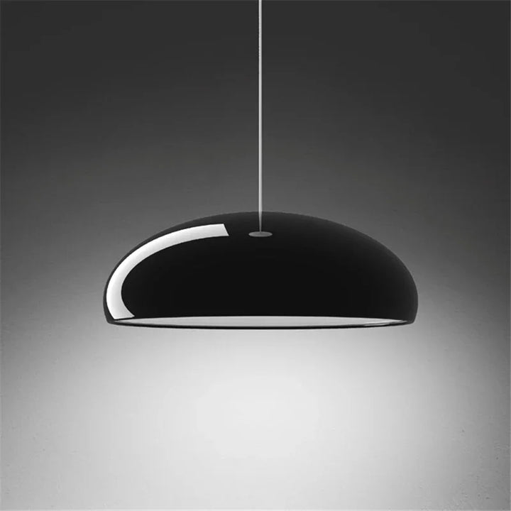 Schimmernde Pendelleuchte mit kaskadierendem Glasdesign, chromfarben, warmweiß dimmbares Licht, modern und elegant.