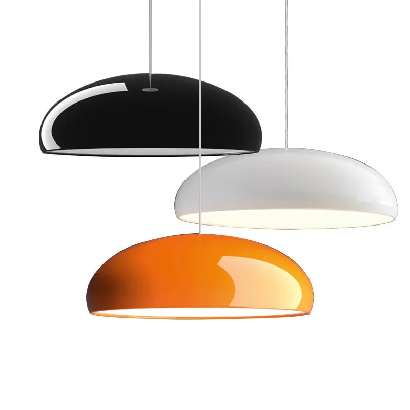 Schimmernde Pendelleuchte mit kaskadierendem Glasdesign, chromfarben, warmweiß dimmbares Licht, modern und elegant.