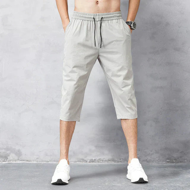 "Schnelltrocknende Badeshorts: Elegante Herren-Shorts für Strand & Alltag in leuchtendem Blau, bequemer Schnitt."