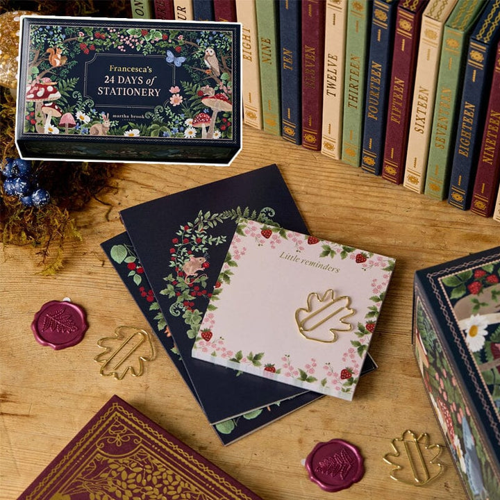 "Schreibwaren-Adventskalender im Winterwald-Design, 24-tägige Überraschungen, tiefrote Farben, für Kinder und Erwachsene"