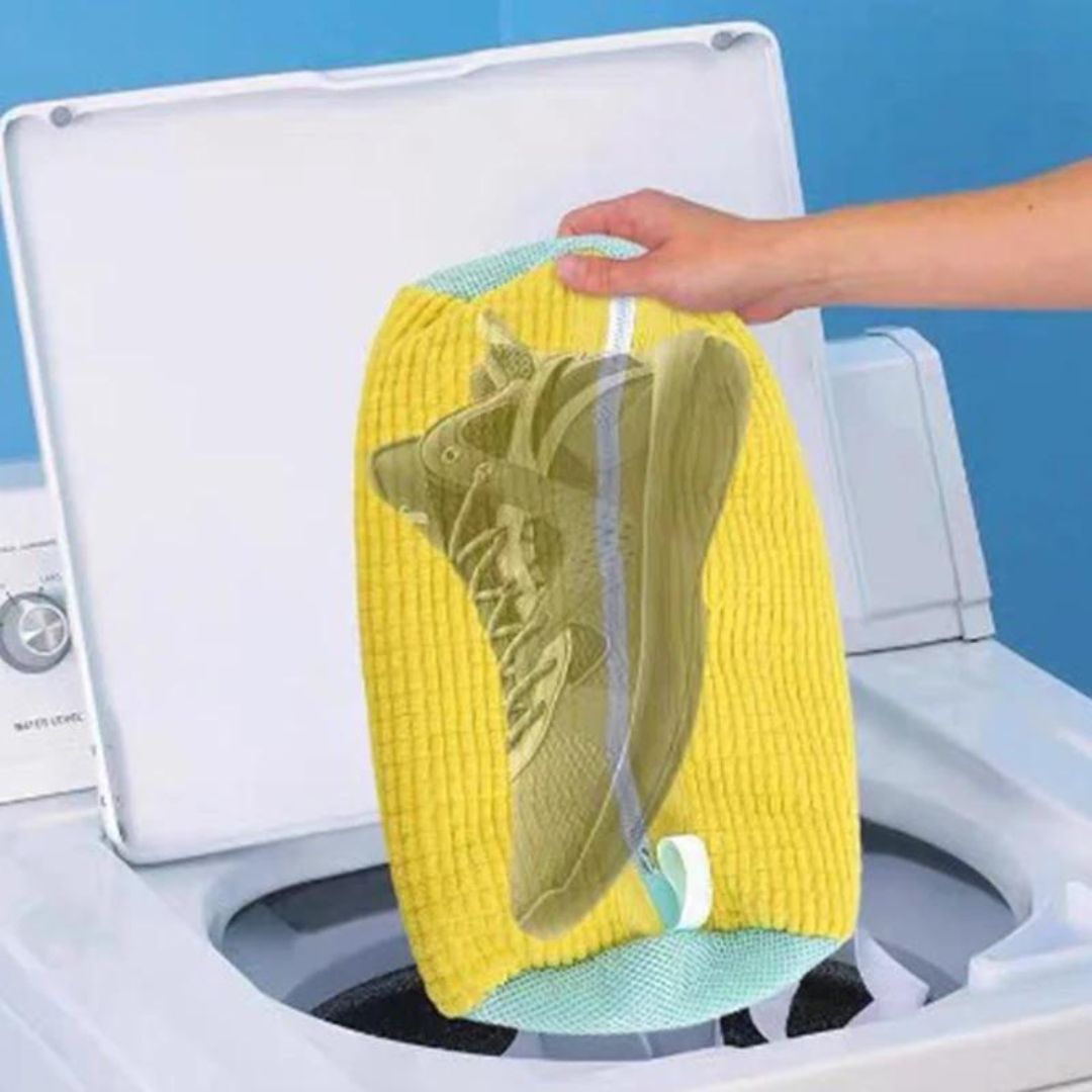 "Schuhwaschbeutel in der Waschmaschine, effizienter Schuhschutz und Reinigung, ideal für mühelose Pflege und Materialerhalt."