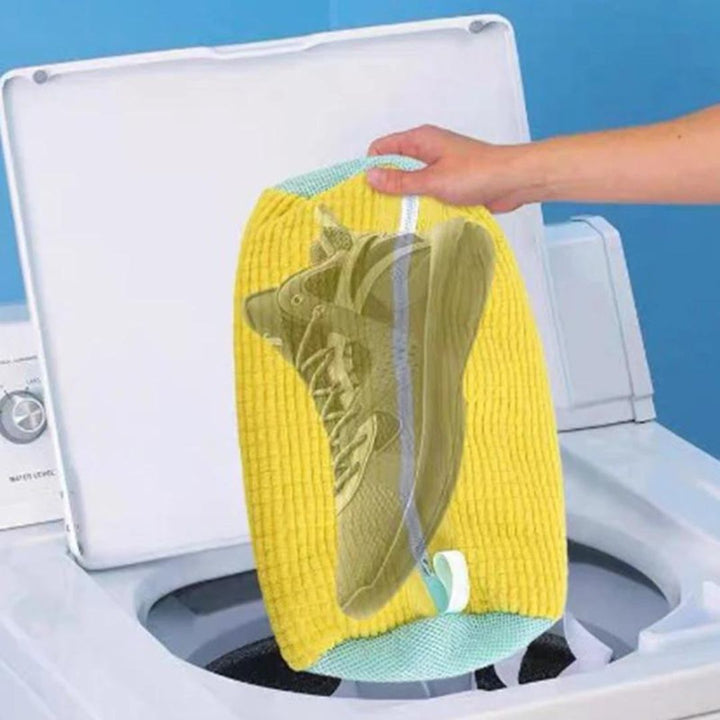 "Schuhwaschbeutel in der Waschmaschine, effizienter Schuhschutz und Reinigung, ideal für mühelose Pflege und Materialerhalt."