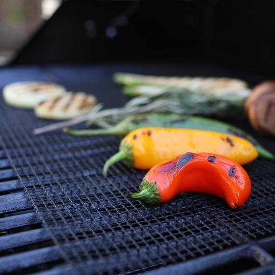 Schwarze antihaft Grillmatte für sauberes BBQ-Grillen, ideal für Fleisch und Gemüse, hitzebeständig bis 700°F, leicht zu rein