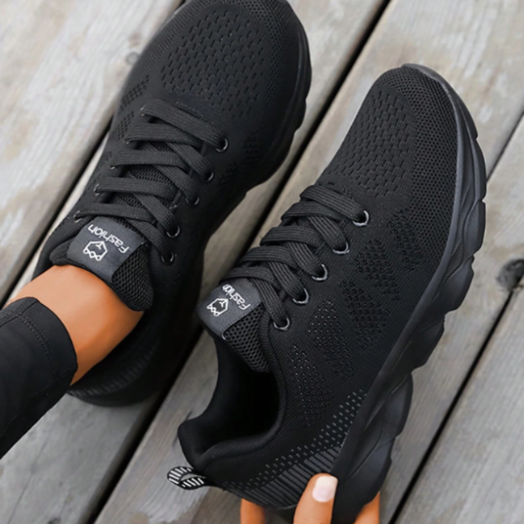Schwarze Damen Sneaker mit rutschfester Sohle und Schnürung, ideal für Sport und Alltag, komfortabel und modisch.