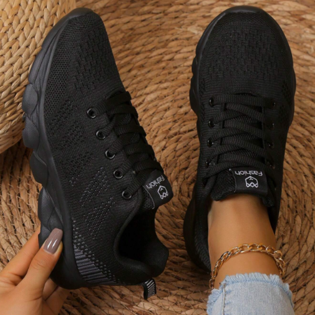 Schwarze Damen Sneaker mit rutschfester Sohle und Schnürung, ideal für Sport und Alltag, komfortabel und modisch.