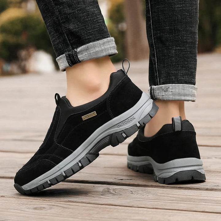 "Schwarze orthopädische Wanderschuhe für Damen und Herren im Einsatz auf Wanderpfad"