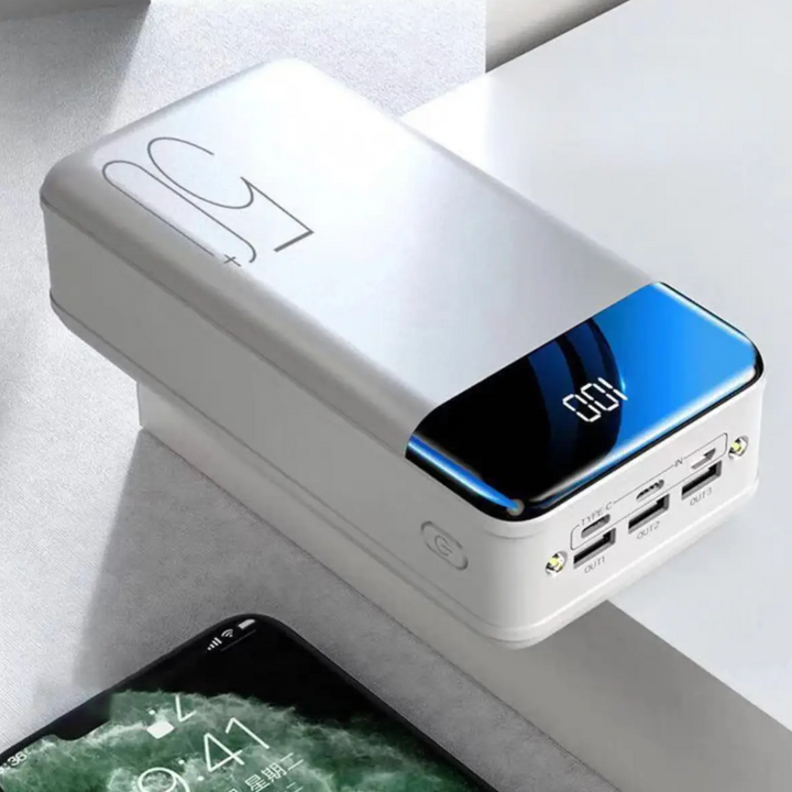 "Schwarze Ultra-Powerbank 100.000 mAh, tragbar, mit LED-Anzeige, ideal für Outdoor-Abenteuer, schnellladefähig"
