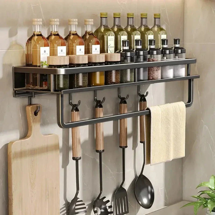 Schwarzes Küchenregal im modernen Design, platzsparend, elegantes Metallgestell für stilvolle und organisierte Küche.