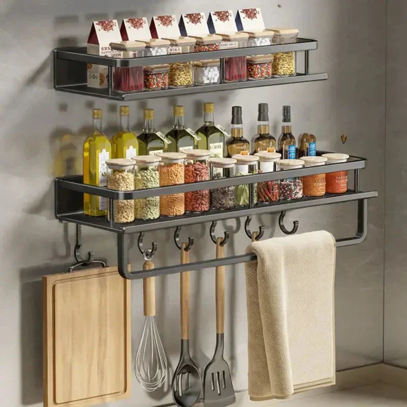 Schwarzes Küchenregal im modernen Design, platzsparend, elegantes Metallgestell für stilvolle und organisierte Küche.
