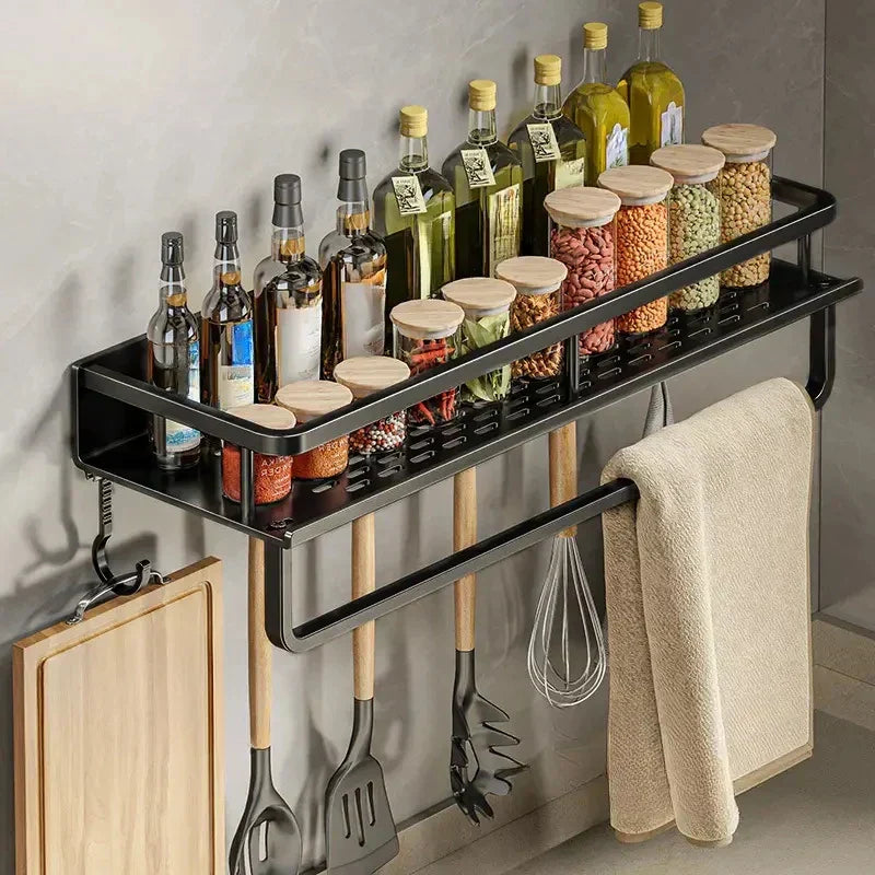 Schwarzes Küchenregal im modernen Design, platzsparend, elegantes Metallgestell für stilvolle und organisierte Küche.