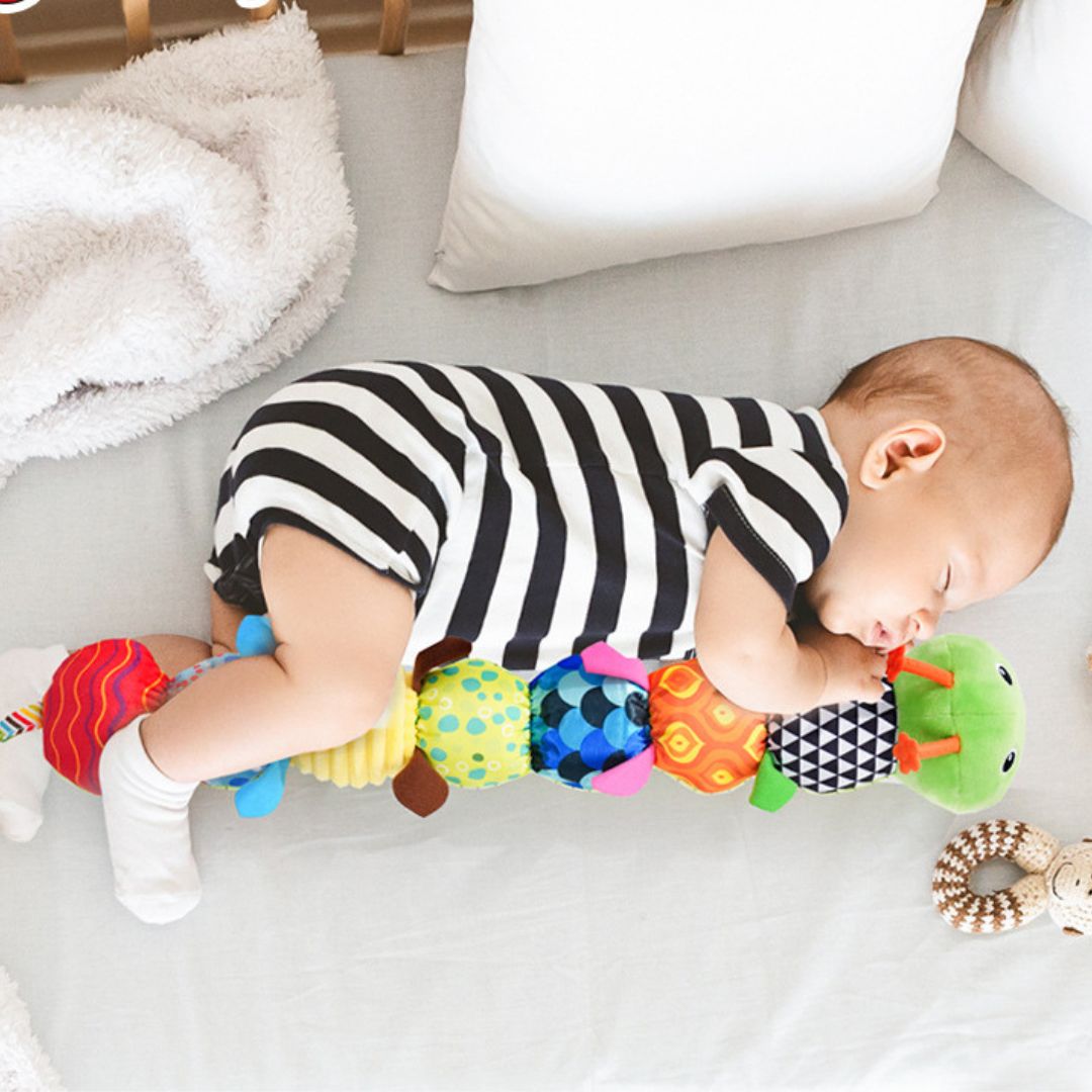 Sensorische Plüsch Rassel-Raupe mit Musik, bunten Farben und Texturen, ideal zur Förderung der Babyentwicklung.