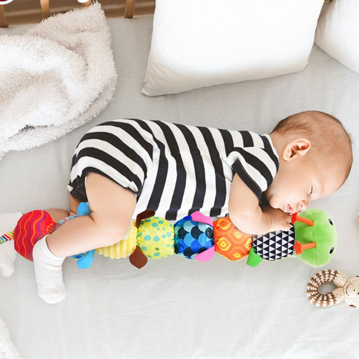 Sensorische Plüsch Rassel-Raupe mit Musik, bunten Farben und Texturen, ideal zur Förderung der Babyentwicklung.
