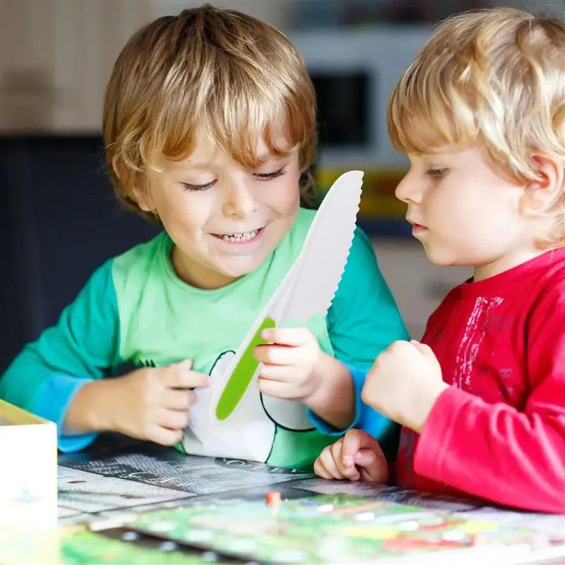 "Sicheres Kinder-Küchen-Set mit bunten Werkzeugen, ideal für kleine Hände zum spielerischen Kochen und Lernen."