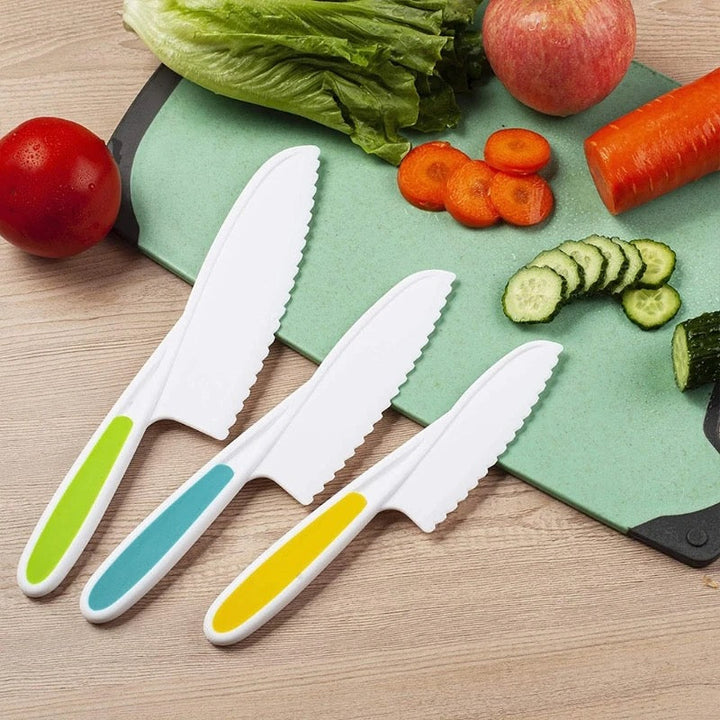 "Sicheres Kinder-Küchen-Set mit bunten Werkzeugen, ideal für kleine Hände zum spielerischen Kochen und Lernen."