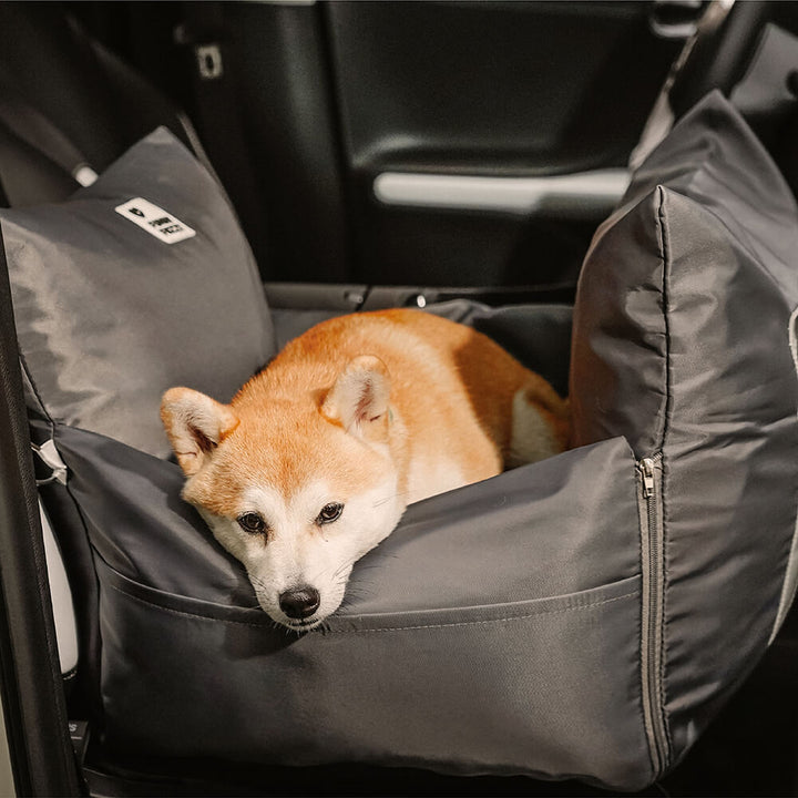 "Sicheres und wasserdichtes Hundeautositzbett mit Schutzkissen und Komfort, ideal für Reisen und leicht zu reinigen."