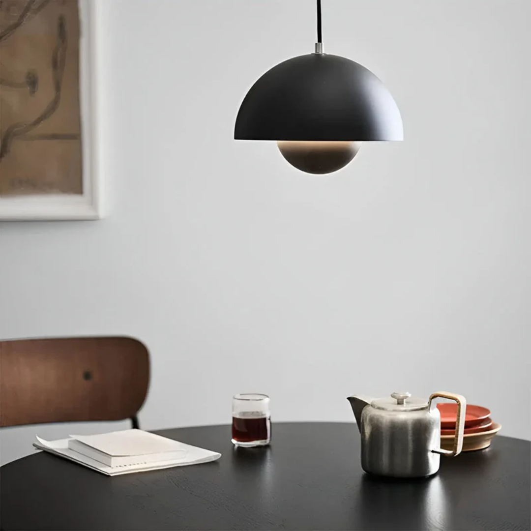 "Skandinavische dimmbare LED-Hängeleuchte in blütenförmigem Design mit warmem Licht und verstellbarem Kabel."