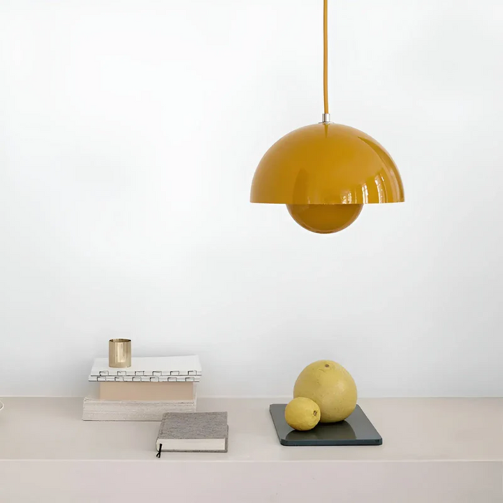 "Skandinavische dimmbare LED-Hängeleuchte in blütenförmigem Design mit warmem Licht und verstellbarem Kabel."