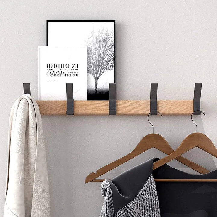 Skandinavische Wandgarderobe aus Gummibaumholz und Aluminium, 5 bewegliche Haken, elegant und langlebig, 40x7x7 cm.