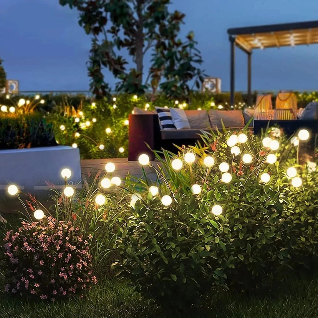 Solar-Glühwürmchen-Gartenlichter leuchten in warmem Licht, energieeffizient & wetterfest, verwandeln Garten in Lichtoase.
