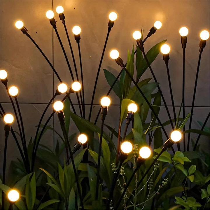 Solar-Glühwürmchen-Gartenlichter leuchten in warmem Licht, energieeffizient & wetterfest, verwandeln Garten in Lichtoase.