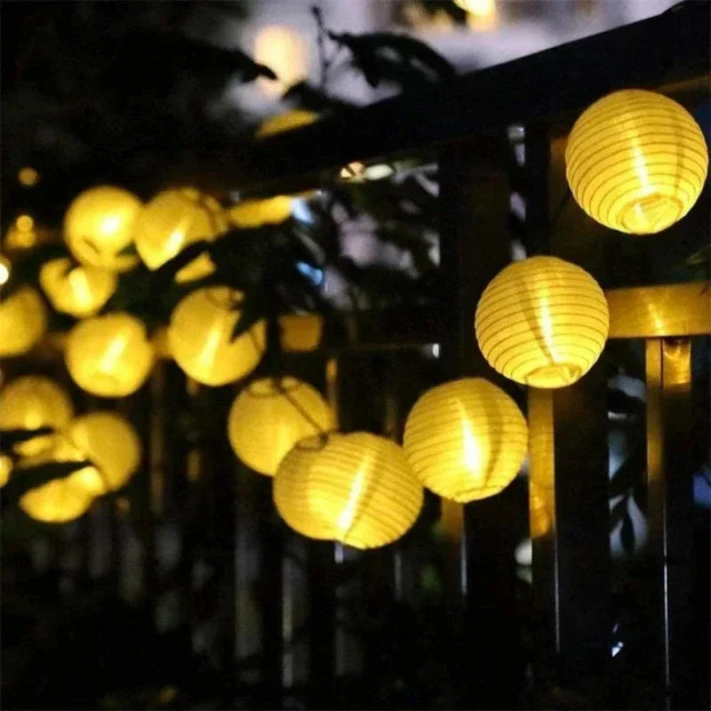 "Solarbetriebene wetterfeste LED-Außenlichterkette im Garten leuchtend, umweltfreundlich und ideal für Terrasse"