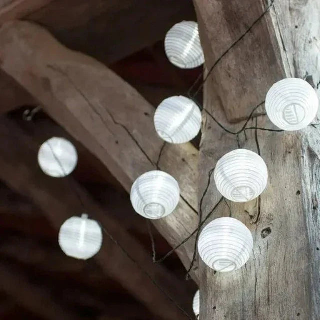 "Solarbetriebene wetterfeste LED-Außenlichterkette im Garten leuchtend, umweltfreundlich und ideal für Terrasse"