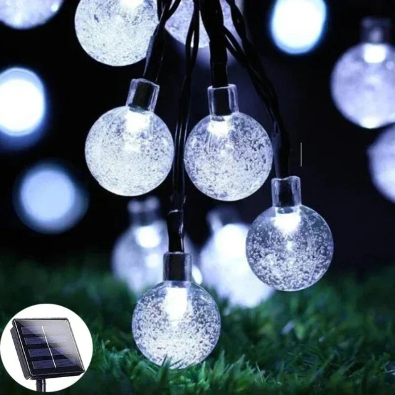 "Solarbetriebene wetterfeste LED-Außenlichterkette im Garten leuchtend, umweltfreundlich und ideal für Terrasse"
