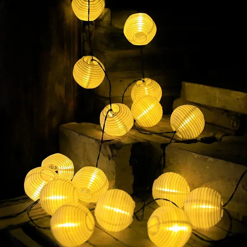 "Solarbetriebene wetterfeste LED-Außenlichterkette im Garten leuchtend, umweltfreundlich und ideal für Terrasse"