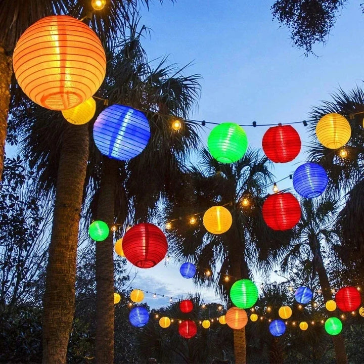 "Solarbetriebene wetterfeste LED-Außenlichterkette im Garten leuchtend, umweltfreundlich und ideal für Terrasse"