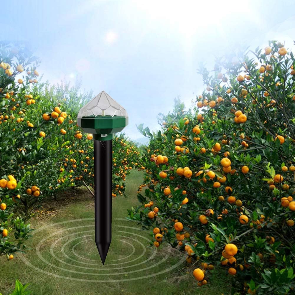 "Solarbetriebener Tiervertreiber für den Garten, wetterfest und umweltfreundlich, schützt vor Nagetieren durch Schallwellen."