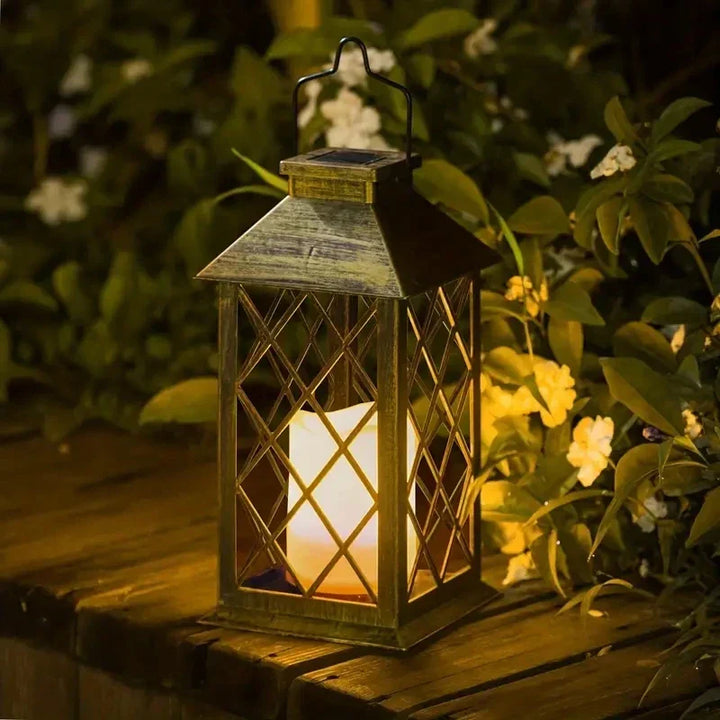 Solarlampe Noctis Gartenlaterne mit flackernder LED-Kerze, warmes Licht, wetterfest, ideal für Gartenbeleuchtung.