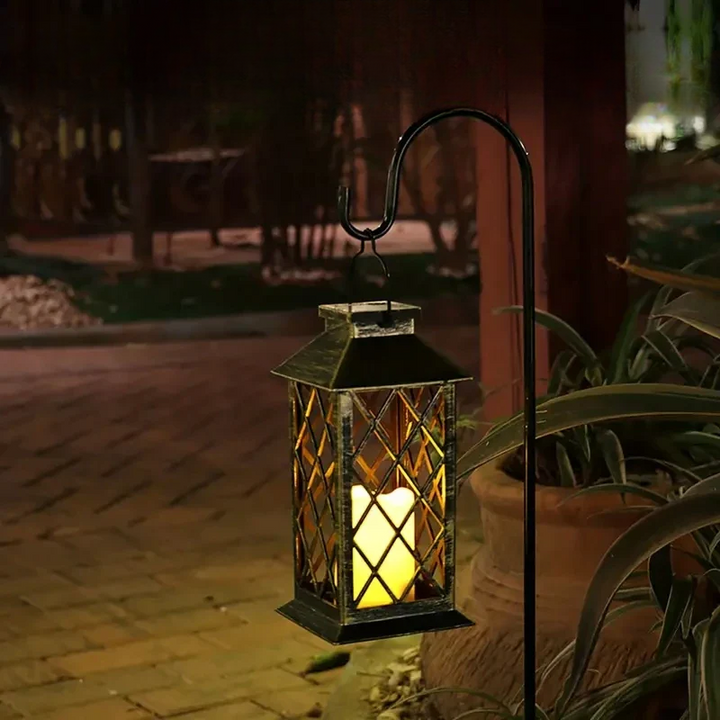Solarlampe Noctis Gartenlaterne mit flackernder LED-Kerze, warmes Licht, wetterfest, ideal für Gartenbeleuchtung.