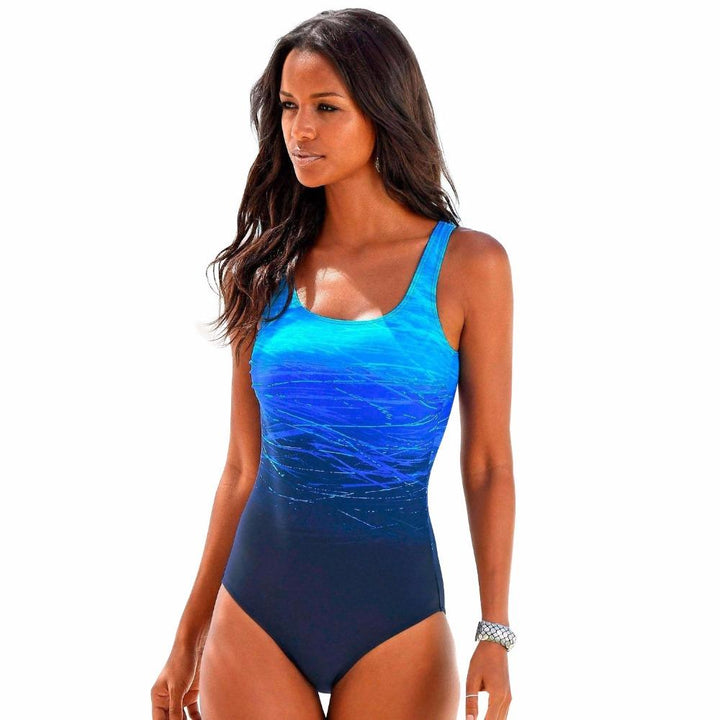 Sport-Badeanzug mit Ombre-Design, auffälliger Rückenausschnitt, schnell trocknendes Material, ideal für Wassersport.