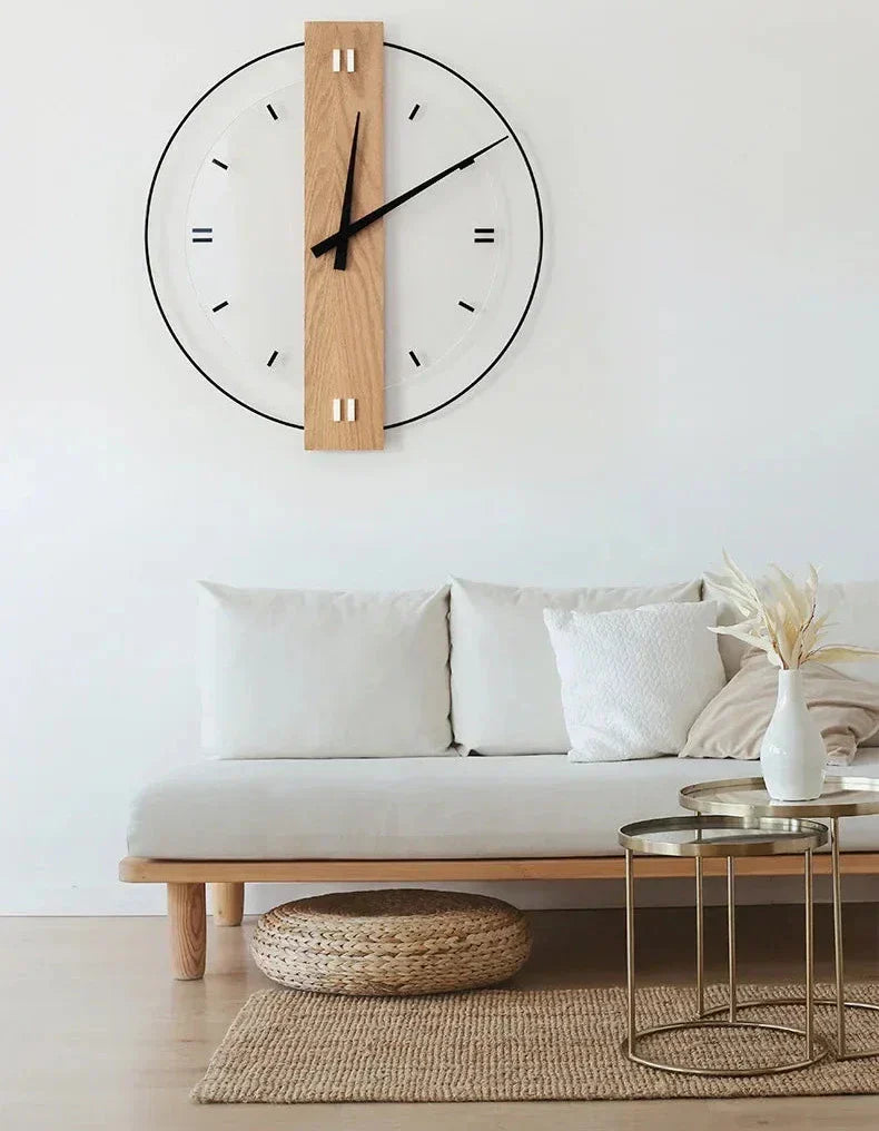 "Stille Wanduhr aus Holz mit weißem Zifferblatt, minimalistisches Design, aus Eichenholz, ideal für stilvolle Räume."