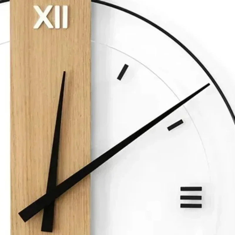 "Stille Wanduhr aus Holz mit weißem Zifferblatt, minimalistisches Design, aus Eichenholz, ideal für stilvolle Räume."