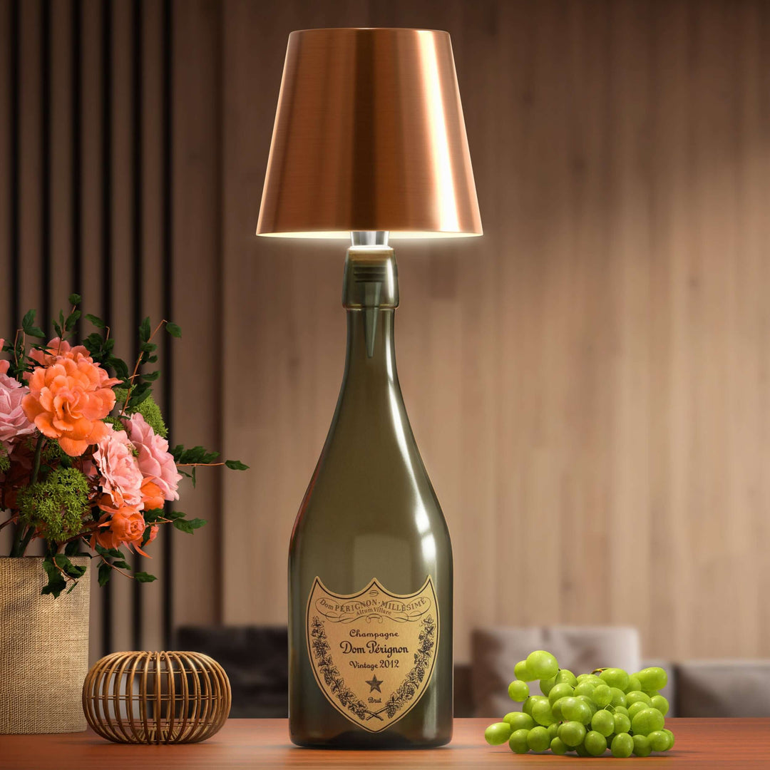 Stilvolle LED-Tischlampe in Flaschenform mit warmem Licht, kabellos, wiederaufladbar, ideal für nachhaltiges Wohndesign.