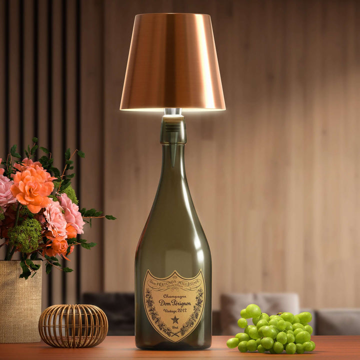 Stilvolle LED-Tischlampe in Flaschenform mit warmem Licht, kabellos, wiederaufladbar, ideal für nachhaltiges Wohndesign.