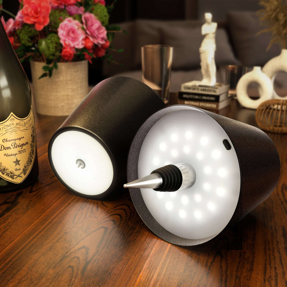 Stilvolle LED-Tischlampe in Flaschenform mit warmem Licht, kabellos, wiederaufladbar, ideal für nachhaltiges Wohndesign.
