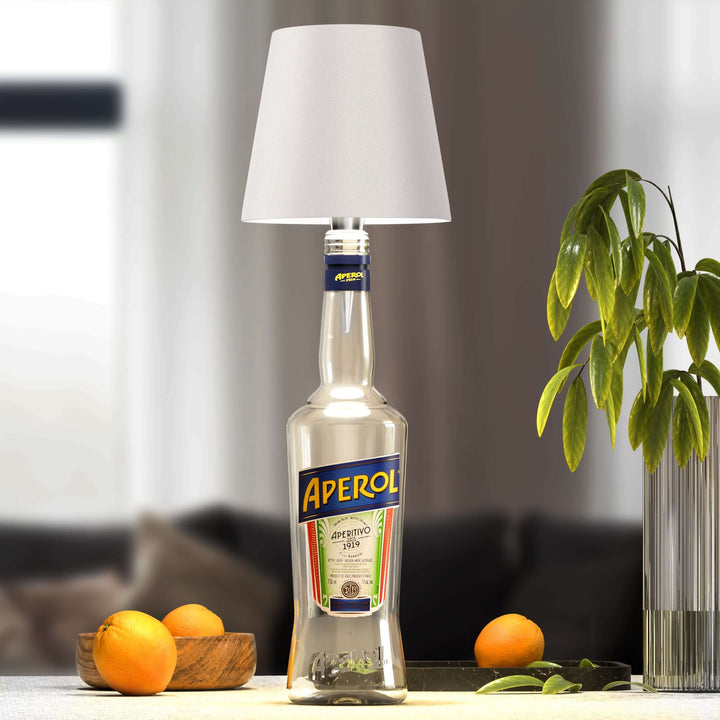 Stilvolle LED-Tischlampe in Flaschenform mit warmem Licht, kabellos, wiederaufladbar, ideal für nachhaltiges Wohndesign.
