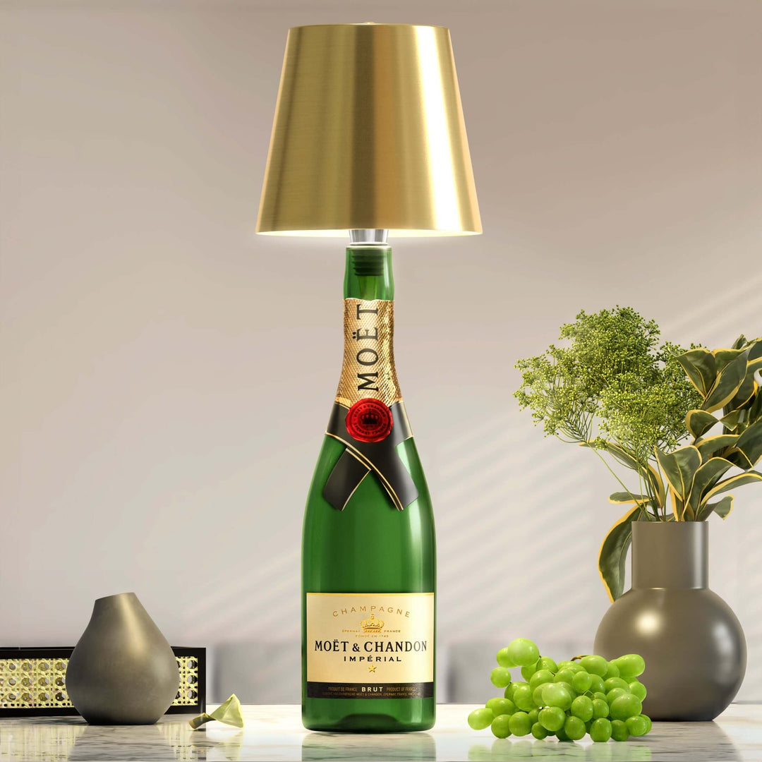 Stilvolle LED-Tischlampe in Flaschenform mit warmem Licht, kabellos, wiederaufladbar, ideal für nachhaltiges Wohndesign.