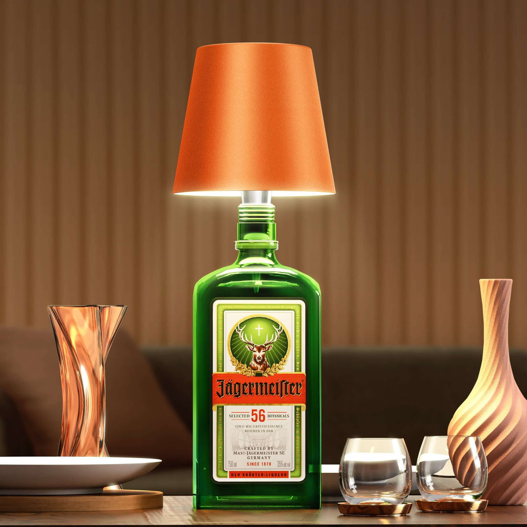 Stilvolle LED-Tischlampe in Flaschenform mit warmem Licht, kabellos, wiederaufladbar, ideal für nachhaltiges Wohndesign.