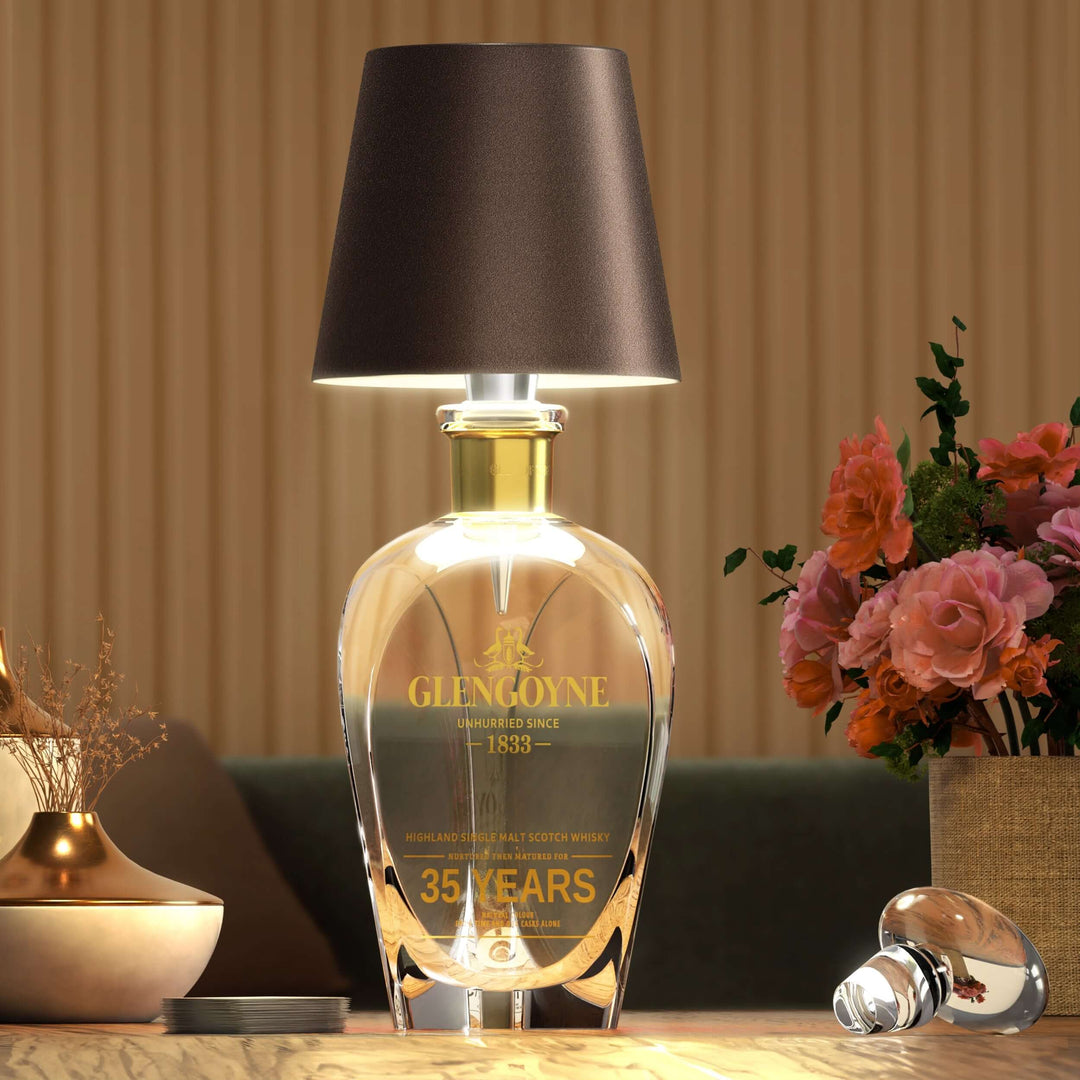 Stilvolle LED-Tischlampe in Flaschenform mit warmem Licht, kabellos, wiederaufladbar, ideal für nachhaltiges Wohndesign.