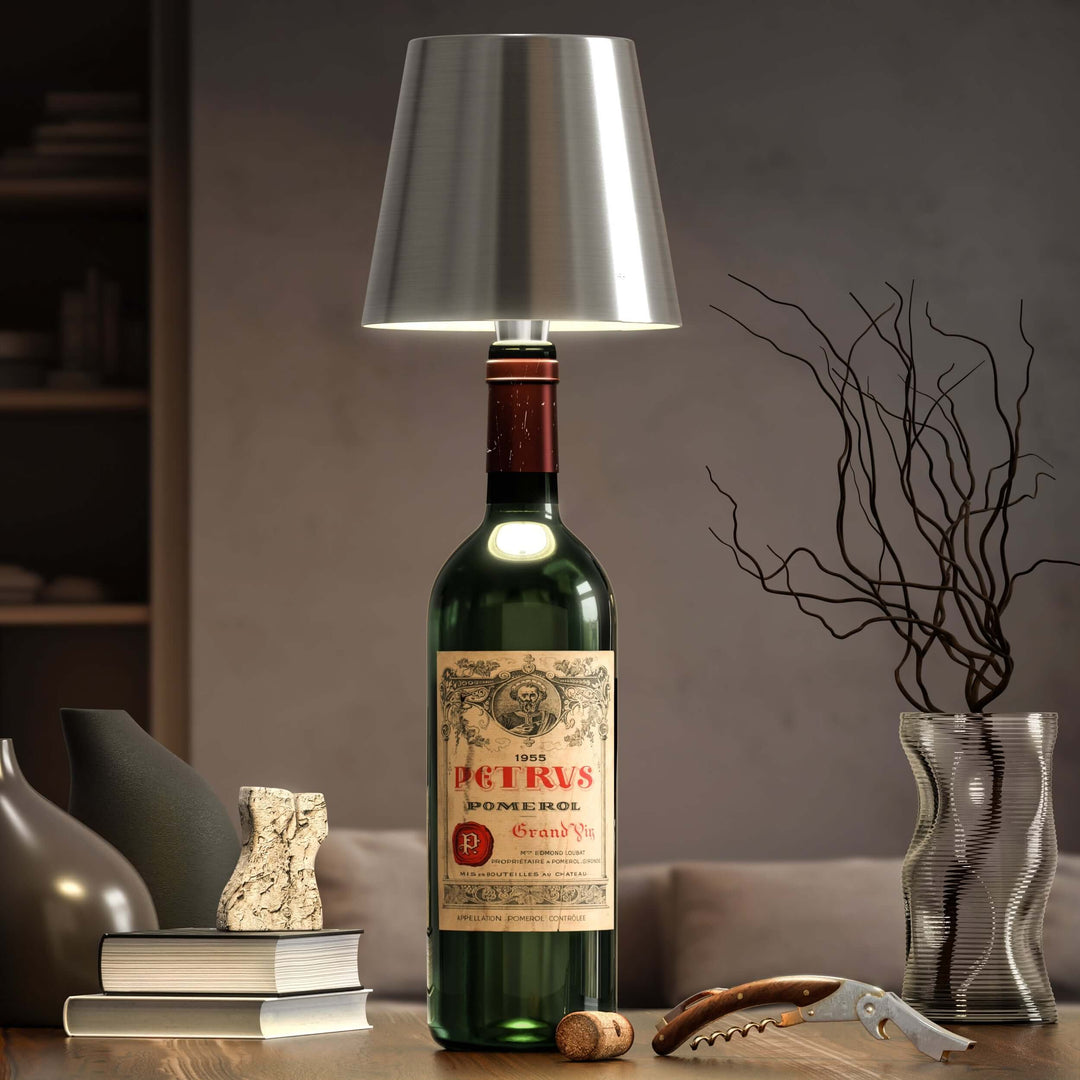 Stilvolle LED-Tischlampe in Flaschenform mit warmem Licht, kabellos, wiederaufladbar, ideal für nachhaltiges Wohndesign.