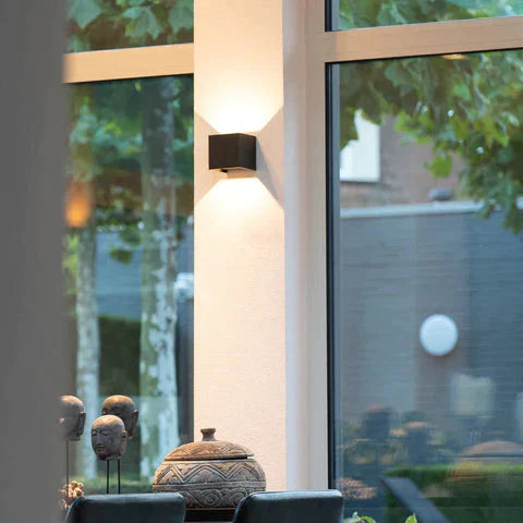 "Stilvolle LED Wandleuchte mit schlanker Form in Schwarz oder Weiß, kabelloses Design, ideal für modernes Ambiente."