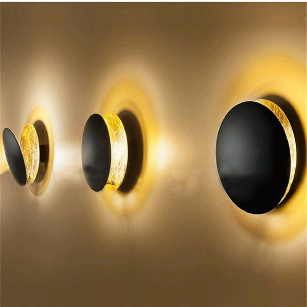 "Stilvolle Mondlicht-Wandlampe, minimalistisches Design, sanftes LED-Licht, schafft gemütliche Atmosphäre, energiesparend."