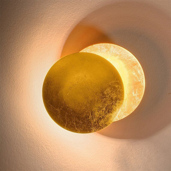 "Stilvolle Mondlicht-Wandlampe, minimalistisches Design, sanftes LED-Licht, schafft gemütliche Atmosphäre, energiesparend."
